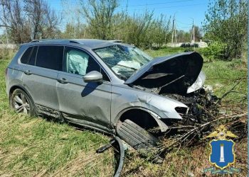 Volkswagen Tiguan протаранил столб на промзоне в Заволжье