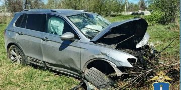 Volkswagen Tiguan протаранил столб на промзоне в Заволжье