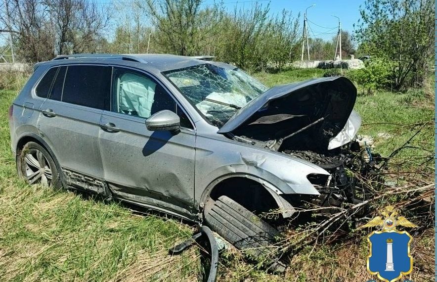 Volkswagen Tiguan протаранил столб на промзоне в Заволжье