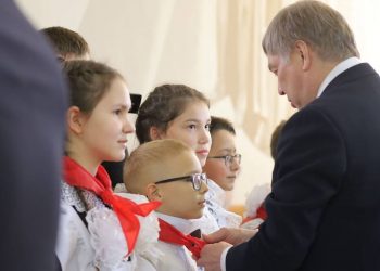 «Носил галстук с гордостью»: губернатор Русских вспомнил пионерское детство и поздравил земляков