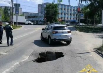 Провал асфальта в Киндяковке: ГАИ ограничила движение на Локомотивной