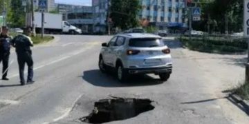 Провал асфальта в Киндяковке: ГАИ ограничила движение на Локомотивной