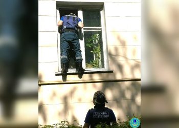 Ульяновские спасатели проникли в квартиру через окно, чтобы помочь пожилому мужчине