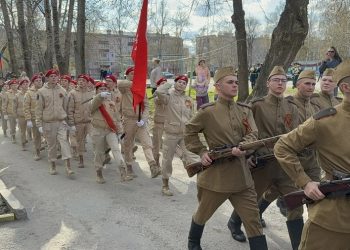 Ульяновские юнармейцы прошли торжественным маршем перед двумя ветеранами-фронтовиками