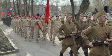 Ульяновские юнармейцы прошли торжественным маршем перед двумя ветеранами-фронтовиками