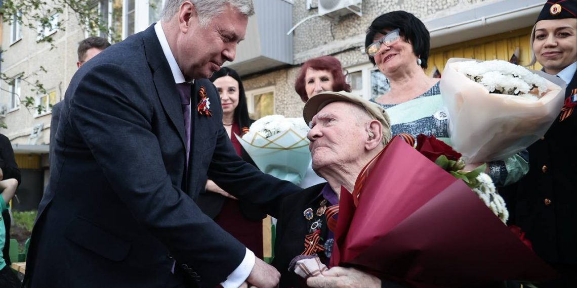 103-летний ветеран Иван Гуськов из Ульяновска принял парад у своего дома
