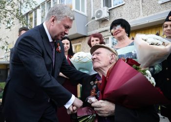 103-летний ветеран Иван Гуськов из Ульяновска принял парад у своего дома