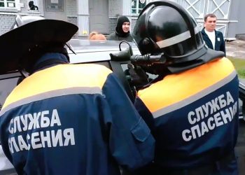Ульяновские спасатели вызволили малыша из запертого авто