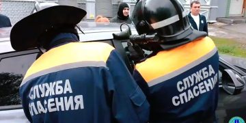Ульяновские спасатели вызволили малыша из запертого авто