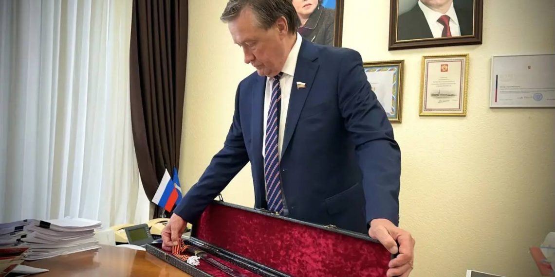 Символ элиты ВДВ: сенатор Рябухин везёт в Ульяновск шашку генерала Маргелова