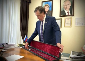Символ элиты ВДВ: сенатор Рябухин везёт в Ульяновск шашку генерала Маргелова