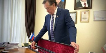 Символ элиты ВДВ: сенатор Рябухин везёт в Ульяновск шашку генерала Маргелова