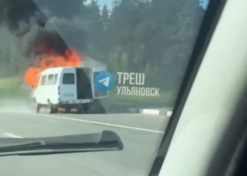 На съезде с Президентского моста в Ульяновске сгорел микроавтобус