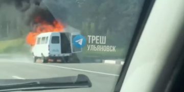 На съезде с Президентского моста в Ульяновске сгорел микроавтобус