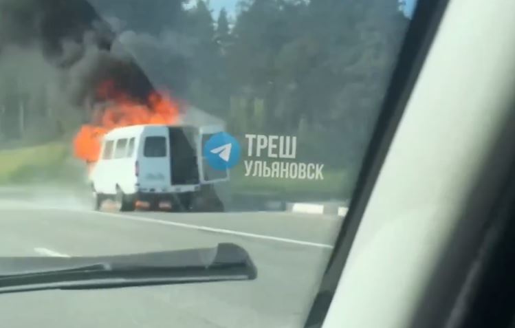 На съезде с Президентского моста в Ульяновске сгорел микроавтобус