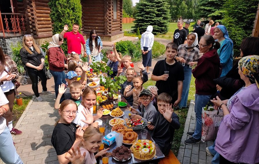 Посадят виноград и научат звонить в колокола: в Ульяновске прошел детский праздник у храма