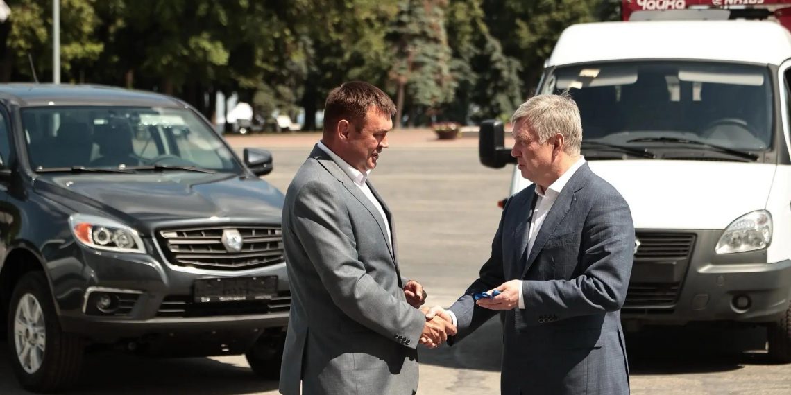 Русских передал пять новых автомобилей для ветеринаров пяти районов области