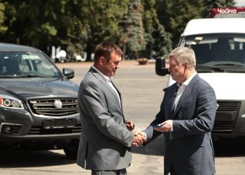 Русских передал пять новых автомобилей для ветеринаров пяти районов области