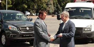 Русских передал пять новых автомобилей для ветеринаров пяти районов области