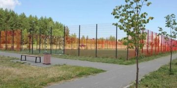 После жалоб горожан в сквере Трёх поколений ограничат работу футбольного поля