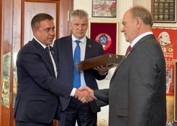 Ульяновский сенатор-коммунист подарил Зюганову Ленинский мемориал на день рождения
