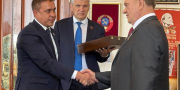 Ульяновский сенатор-коммунист подарил Зюганову Ленинский мемориал на день рождения