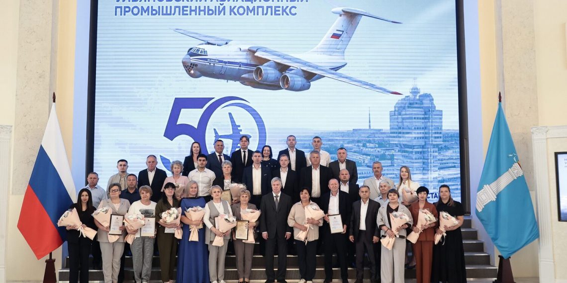 Губернатор вручил награды 30 сотрудникам Авиастара в честь 50-летия завода