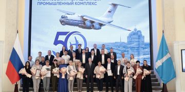 Губернатор вручил награды 30 сотрудникам Авиастара в честь 50-летия завода