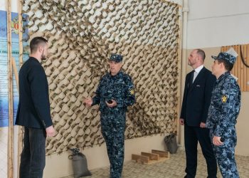 Заключённые ИК-9 изготовили маскировочные сети для бойцов СВО