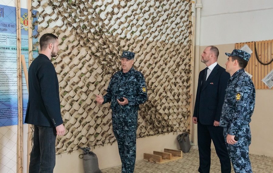 Заключённые ИК-9 изготовили маскировочные сети для бойцов СВО