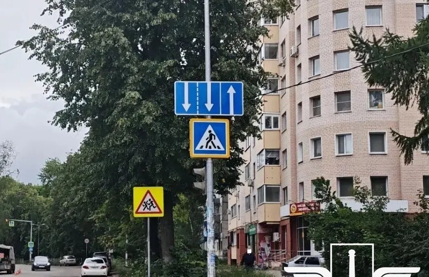 На перекрёстке Терешковой и Полбина обновили дорожные указатели
