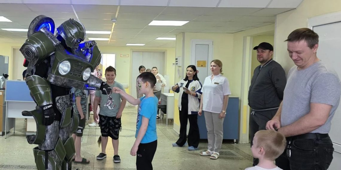 Хоккеисты ульяновской «Волги» навестили детей в областной детской больнице