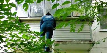 Ульяновские спасатели через балкон проникли в квартиру к упавшей пожилой женщине