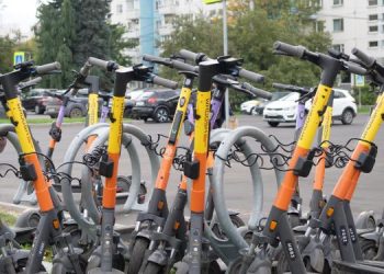 Болдакин пригрозил кикшерингу: брошенные самокаты вывезут как бесхозные
