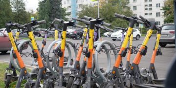 Болдакин пригрозил кикшерингу: брошенные самокаты вывезут как бесхозные