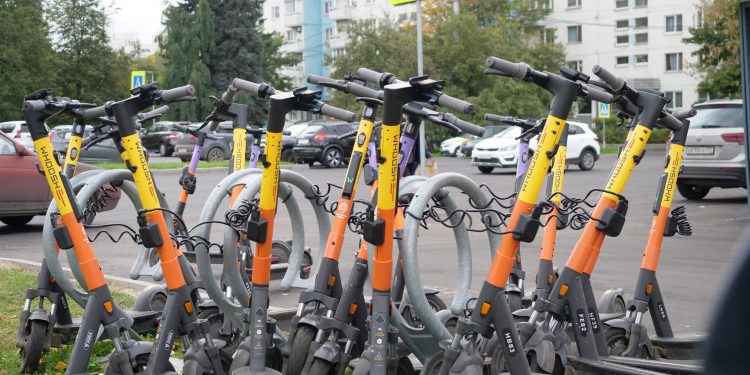 Болдакин пригрозил кикшерингу: брошенные самокаты вывезут как бесхозные