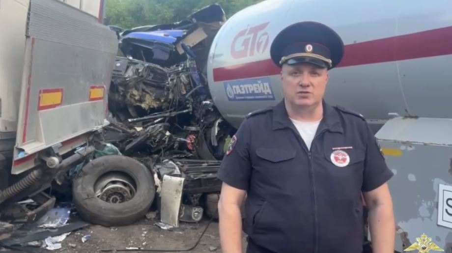 Фура и газовоз столкнулись под Ульяновском: один водитель погиб, другой — в больнице