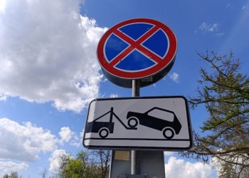 На Песках ограничили остановку и пригрозили эвакуатором