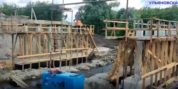 Болдакин рассказал и показал, как ремонтируют мост через Грязнуху в пригородном