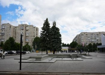 Фонтан, плитка и подсветка: как преобразилась площадь у ДК «Руслан»