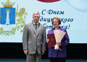 Губернатор и министр здравоохранения вручили награды лучшим ульяновским медикам