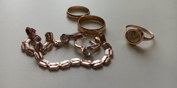 В Ульяновске женщина с ломом украла у подруги золото