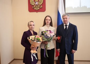 Губернатор вручил аттестат ульяновской шахматистке, пропустившей выпускной из-за Первенства мира