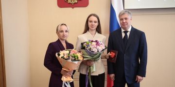 Губернатор вручил аттестат ульяновской шахматистке, пропустившей выпускной из-за Первенства мира