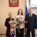 Губернатор вручил аттестат ульяновской шахматистке, пропустившей выпускной из-за Первенства мира
