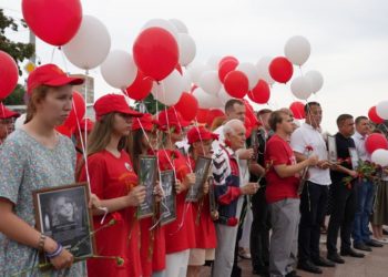 Ульяновцы почтили память погибших детей Донбасса акцией на площади 30-летия Победы