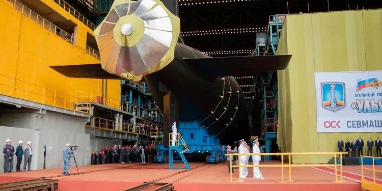 Атомный подводный крейсер «Ульяновск» сошёл со стапелей в Северодвинске