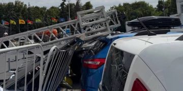 Ветер повалил сценическую конструкцию на Соборной площади в Ульяновске
