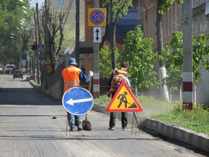 На улице Крымова в Ульяновске провалился асфальт