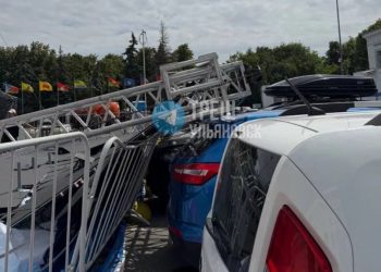 Ветер повалил сценическую конструкцию на Соборной площади в Ульяновске